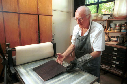 Milan Dusek imprimindo gravuras